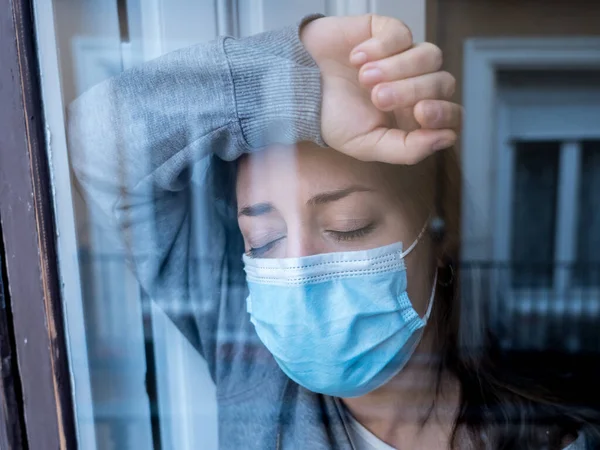 Joven Mujer Caucásica Deprimida Infeliz Con Máscara Facial Que Parece — Foto de Stock