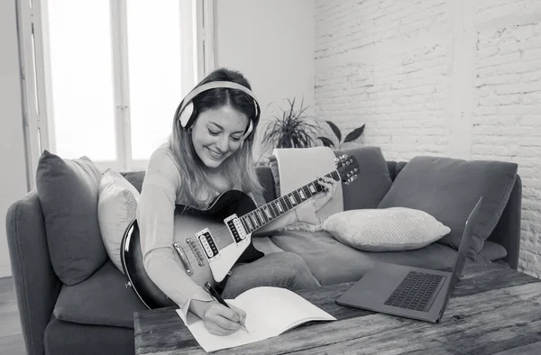 Γυναίκα Παίζει Ηλεκτρική Κιθάρα Φορητό Υπολογιστή Online Μάθημα Μουσικής Γυναίκα — Φωτογραφία Αρχείου
