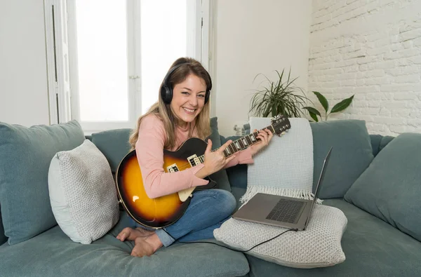 Ελκυστική Μουσικός Γυναίκα Που Παίζει Ηλεκτρική Κιθάρα Κατά Διάρκεια Online — Φωτογραφία Αρχείου