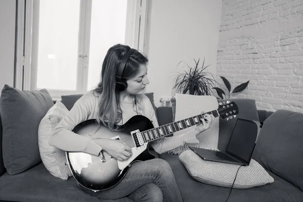 Γυναίκα Παίζει Ηλεκτρική Κιθάρα Φορητό Υπολογιστή Online Μάθημα Μουσικής Γυναίκα — Φωτογραφία Αρχείου
