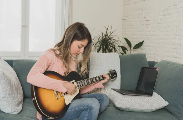 Evde Izole Bir Şekilde Konser Verirken Elektro Gitar Çalan Çekici — Stok fotoğraf