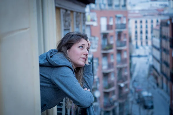 寂寞的女人凝视着外面 感到悲伤 悲伤在家里的阳台上 抑郁和精神健康概念 — 图库照片