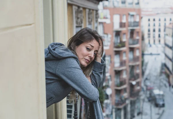 Молодая Кавказская Грустная Подавленная Женщина Стоящая Балконе Чувствует Себя Напряженной — стоковое фото