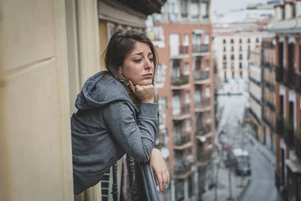 Mujer Joven Caucásica Triste Deprimida Pie Balcón Sintiéndose Estresada Abrumada — Foto de Stock