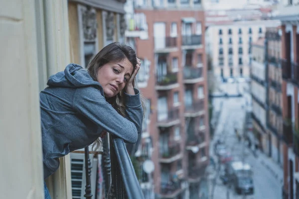 Jonge Blanke Verdrietige Depressieve Vrouw Die Een Balkon Staat Zich — Stockfoto