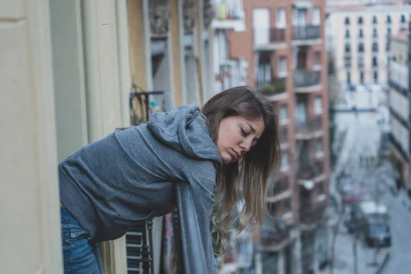 Jovem Caucasiana Triste Deprimida Mulher Uma Varanda Sentindo Estressado Sobrecarregado — Fotografia de Stock