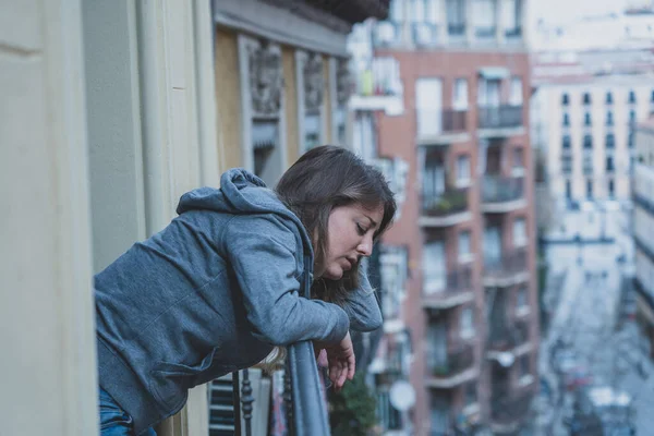 Молодая Кавказская Грустная Подавленная Женщина Стоящая Балконе Чувствует Себя Напряженной — стоковое фото