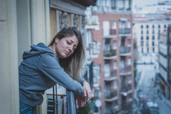 Jonge Blanke Verdrietige Depressieve Vrouw Die Een Balkon Staat Zich — Stockfoto