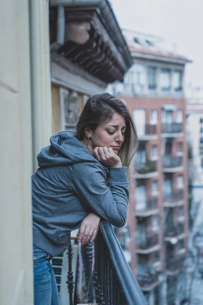 Νεαρή Καυκάσια Λυπημένη Και Καταθλιπτική Γυναίκα Στέκεται Ένα Μπαλκόνι Νιώθοντας — Φωτογραφία Αρχείου