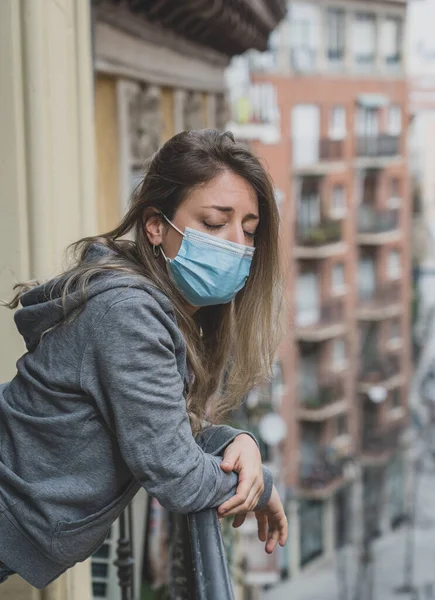 Piękna Samotna Kobieta Depresji Maską Twarzy Kwarantannie Gapiąca Się Balkon — Zdjęcie stockowe