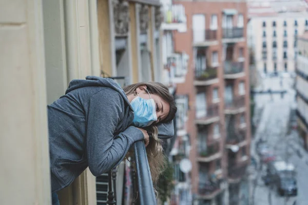 Красивая Депрессивная Одинокая Женщина Маской Карантине Смотрящая Балкон Грустью Одиночеством — стоковое фото