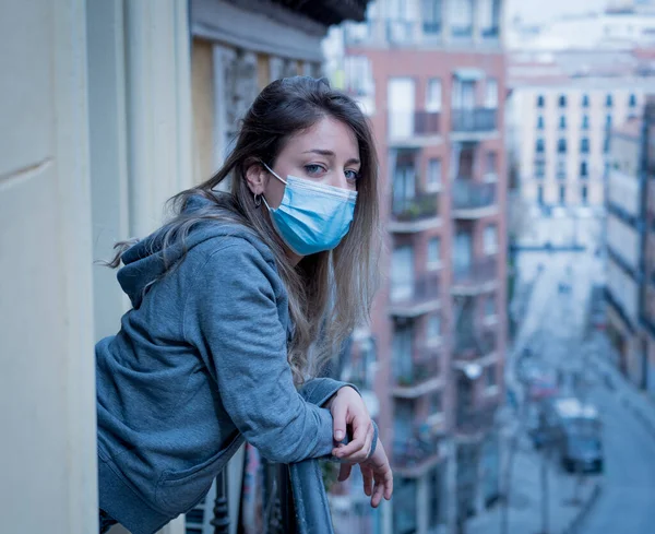 Mooie Depressieve Eenzame Vrouw Met Gezichtsmasker Quarantaine Staren Uit Balkon — Stockfoto