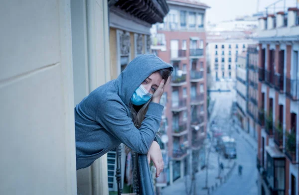 Красива Пригнічена Самотня Жінка Маскою Обличчя Карантині Яка Дивиться Балконі — стокове фото