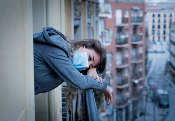 Hermosa Mujer Deprimida Solitaria Con Mascarilla Cuarentena Mirando Balcón Sintiéndose — Foto de Stock