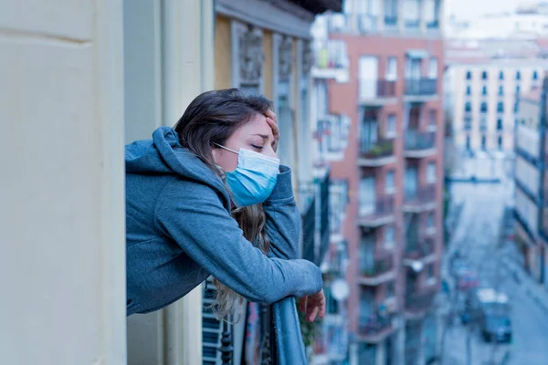 Vacker Deprimerad Ensam Kvinna Med Ansiktsmask Karantän Stirrar Balkongen Och — Stockfoto
