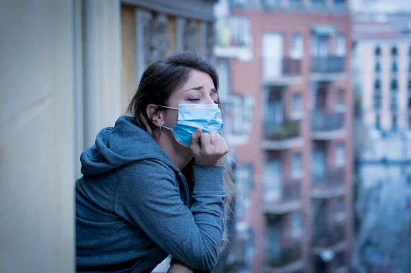 Hermosa Mujer Deprimida Solitaria Con Mascarilla Cuarentena Mirando Balcón Sintiéndose — Foto de Stock