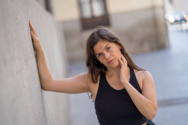 Mutlu yüzlü, şehvetli bir gülüşü olan beyaz bir kadının açık hava portresi. Kameraya doğal güzellik ve doğal ışık ile poz vermek. Gerçek İnsanlar, kişisel bakım, moda ve yaşam tarzı konsepti