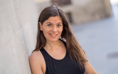 Mutlu yüzlü, şehvetli bir gülüşü olan beyaz bir kadının açık hava portresi. Kameraya doğal güzellik ve doğal ışık ile poz vermek. Gerçek İnsanlar, kişisel bakım, moda ve yaşam tarzı konsepti