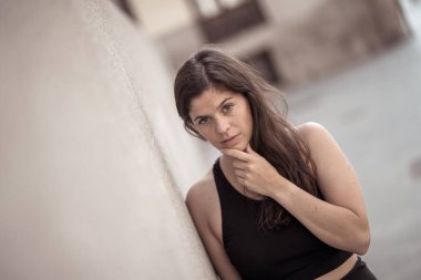 Mutlu yüzlü, şehvetli bir gülüşü olan beyaz bir kadının açık hava portresi. Kameraya doğal güzellik ve doğal ışık ile poz vermek. Gerçek İnsanlar, kişisel bakım, moda ve yaşam tarzı konsepti