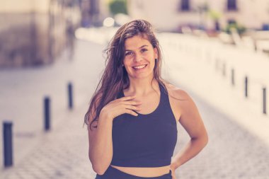 Mutlu yüzlü, şehvetli bir gülüşü olan beyaz bir kadının açık hava portresi. Kameraya doğal güzellik ve doğal ışık ile poz vermek. Gerçek İnsanlar, kişisel bakım, moda ve yaşam tarzı konsepti