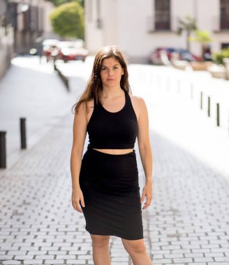 Mutlu yüzlü, şehvetli bir gülüşü olan beyaz bir kadının açık hava portresi. Kameraya doğal güzellik ve doğal ışık ile poz vermek. Gerçek İnsanlar, kişisel bakım, moda ve yaşam tarzı konsepti