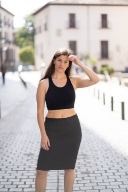 Mutlu yüzlü, şehvetli bir gülüşü olan beyaz bir kadının açık hava portresi. Kameraya doğal güzellik ve doğal ışık ile poz vermek. Gerçek İnsanlar, kişisel bakım, moda ve yaşam tarzı konsepti