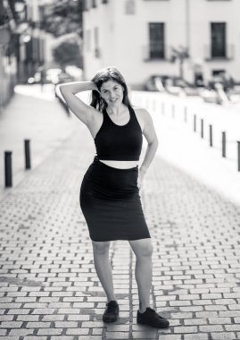 Mutlu yüzlü, şehvetli bir gülüşü olan beyaz bir kadının açık hava portresi. Kameraya doğal güzellik ve doğal ışık ile poz vermek. Gerçek İnsanlar, kişisel bakım, moda ve yaşam tarzı konsepti