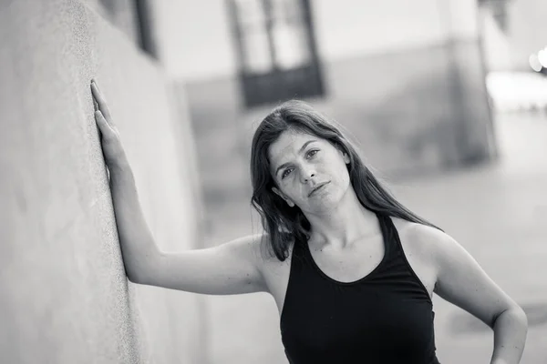 Retrato Aire Libre Joven Hermosa Mujer Caucásica Con Cara Feliz — Foto de Stock