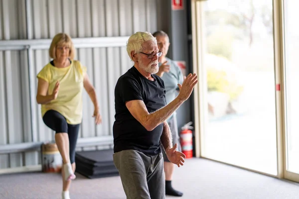 Groupe Aînés Classe Tai Chi Faisant Exercice Dans Style Vie — Photo