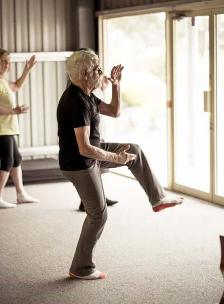 Grupo Personas Mayores Clase Tai Chi Que Ejercen Estilo Vida —  Fotos de Stock