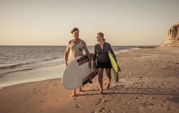 Coppia Matura Con Tavole Surf Sulla Bellissima Spiaggia Godendo Paradiso — Foto Stock