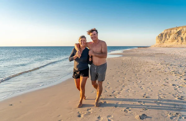 Portrait Plein Air Heureux Couple Âge Mûr Amoureux Marchant Sur — Photo