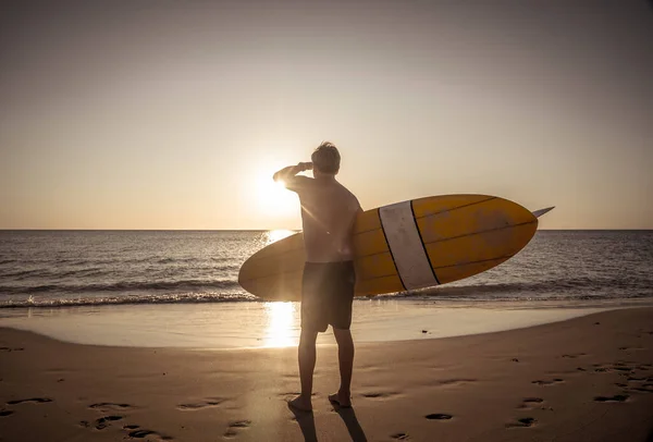 Attraktiv Australisk Mogen Surfare Med Cool Vintage Surfbräda Stranden Vid — Stockfoto