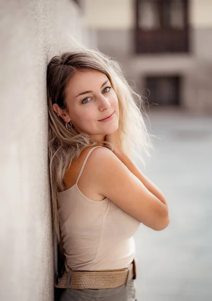 Utomhus Nära Porträtt Ung Attraktiv Kvinna Med Vackert Blont Hår — Stockfoto