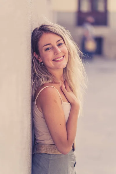 Livre Fechar Retrato Jovem Mulher Atraente Com Cabelo Loiro Bonito — Fotografia de Stock