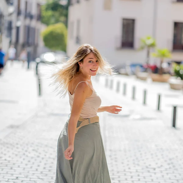 Retrato Aire Libre Mujer Atractiva Joven Con Hermoso Cabello Rubio —  Fotos de Stock