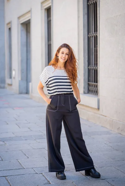 Retrato Aire Libre Mujer Atractiva Joven Con Pelo Rojo Rizado —  Fotos de Stock