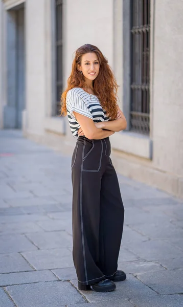 Livre Retrato Comprimento Total Jovem Mulher Atraente Com Cabelo Encaracolado — Fotografia de Stock