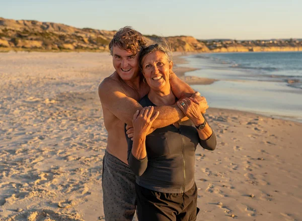 Portrait Plein Air Heureux Couple Âge Mûr Amoureux Sur Une — Photo