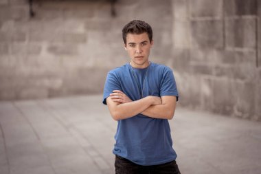 Açık havada, güzel mavi evetlerle genç bir adamın portresi. Doğal güzellik ve ışıkla poz veren gerçek insanlar. Güzellik, gençlik modası ve yaşam tarzı..