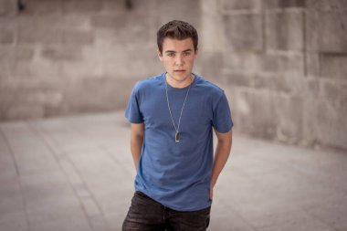 Açık havada, güzel mavi evetlerle genç bir adamın portresi. Doğal güzellik ve ışıkla poz veren gerçek insanlar. Güzellik, gençlik modası ve yaşam tarzı..