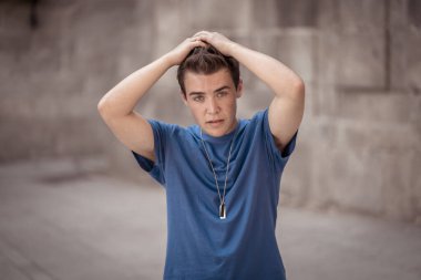 Güzel gülüşü olan yakışıklı beyaz bir adamın açık hava portresi. Kameraya doğal güzellik ve doğal ışık ile poz vermek. Gerçek İnsanlar, kişisel bakım, moda ve yaşam tarzı konsepti