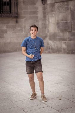 Açık havada, güzel mavi evetlerle genç bir adamın portresi. Doğal güzellik ve ışıkla poz veren gerçek insanlar. Güzellik, gençlik modası ve yaşam tarzı..