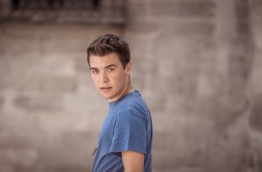 Güzel gülüşü olan yakışıklı beyaz bir adamın açık hava portresi. Kameraya doğal güzellik ve doğal ışık ile poz vermek. Gerçek İnsanlar, kişisel bakım, moda ve yaşam tarzı konsepti