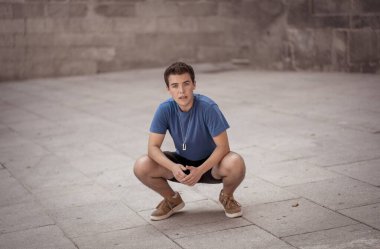 Açık havada, güzel mavi evetlerle genç bir adamın portresi. Doğal güzellik ve ışıkla poz veren gerçek insanlar. Güzellik, gençlik modası ve yaşam tarzı..