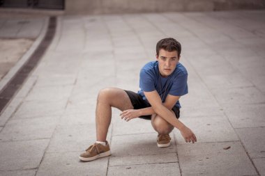 Açık havada, güzel mavi evetlerle genç bir adamın portresi. Doğal güzellik ve ışıkla poz veren gerçek insanlar. Güzellik, gençlik modası ve yaşam tarzı..