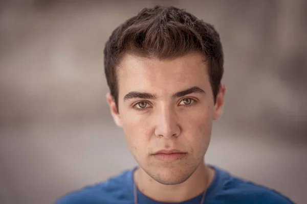 Retrato Aire Libre Del Guapo Joven Caucásico Con Una Dulce —  Fotos de Stock