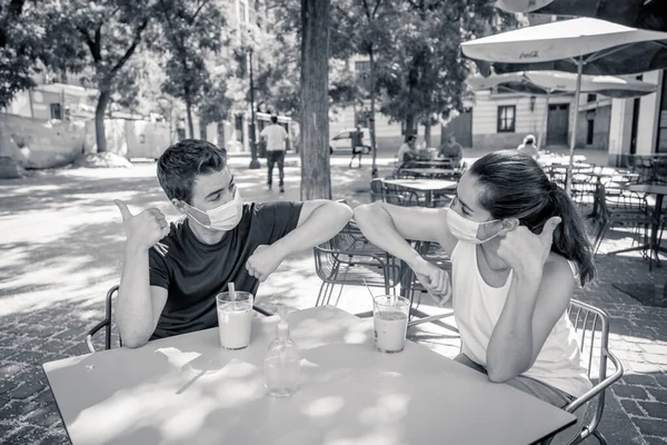 Přátelé Pozdrav Novém Stylu Loket Kavárně Sobě Chirurgické Ochranné Obličejové — Stock fotografie