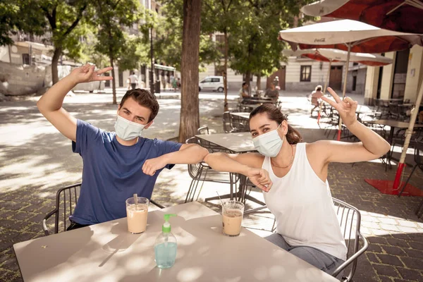 Amigos Saludo Nuevo Estilo Codo Una Cafetería Con Máscara Quirúrgica — Foto de Stock
