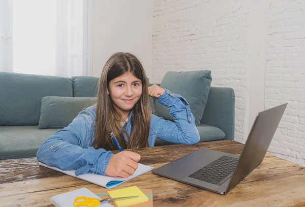 Счастливая Девочка Подросток Ноутбуке Учится Онлайн Виртуальном Удаленном Классе Интернете — стоковое фото